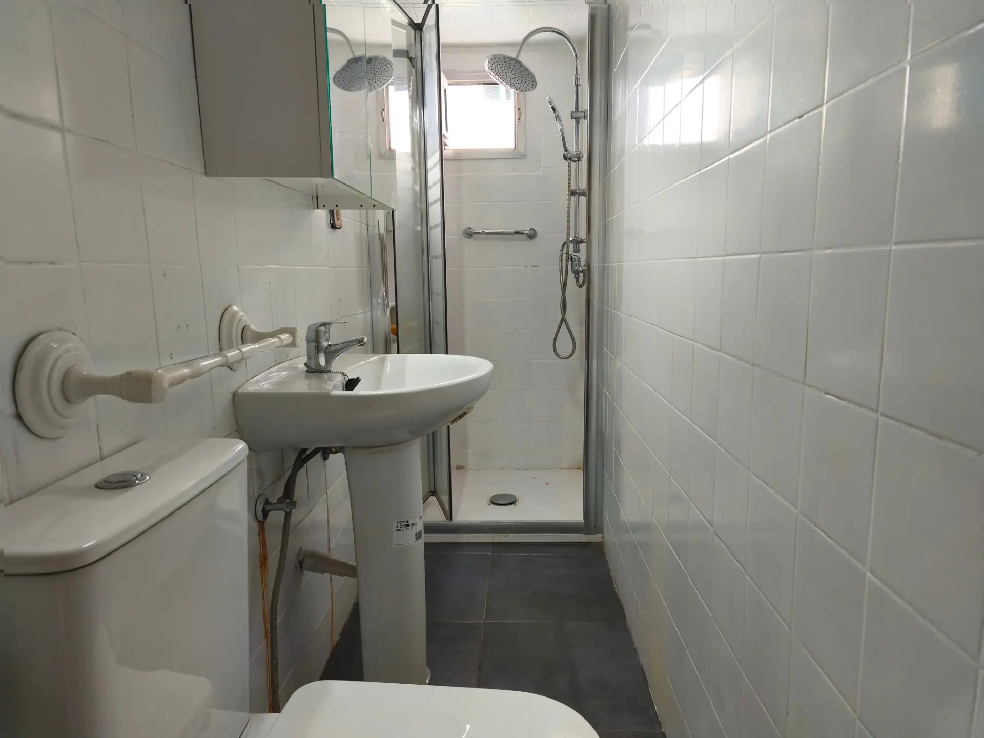Baño reformado con plato de ducha del piso en Calle del Arroyo Belincoso, Moratalaz, Madrid