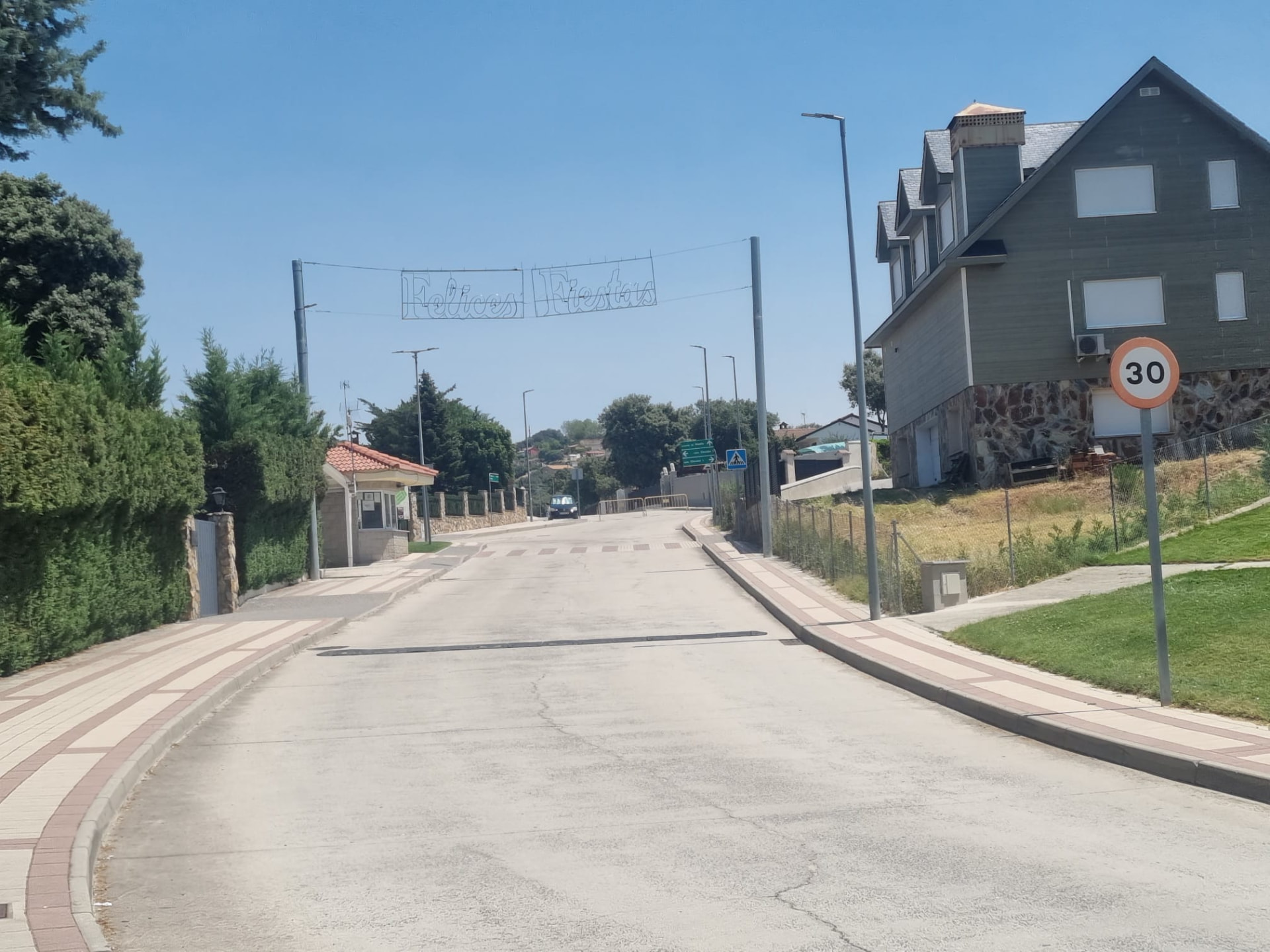 Calle de la Urbanización La Fontanilla en Maello, Ávila