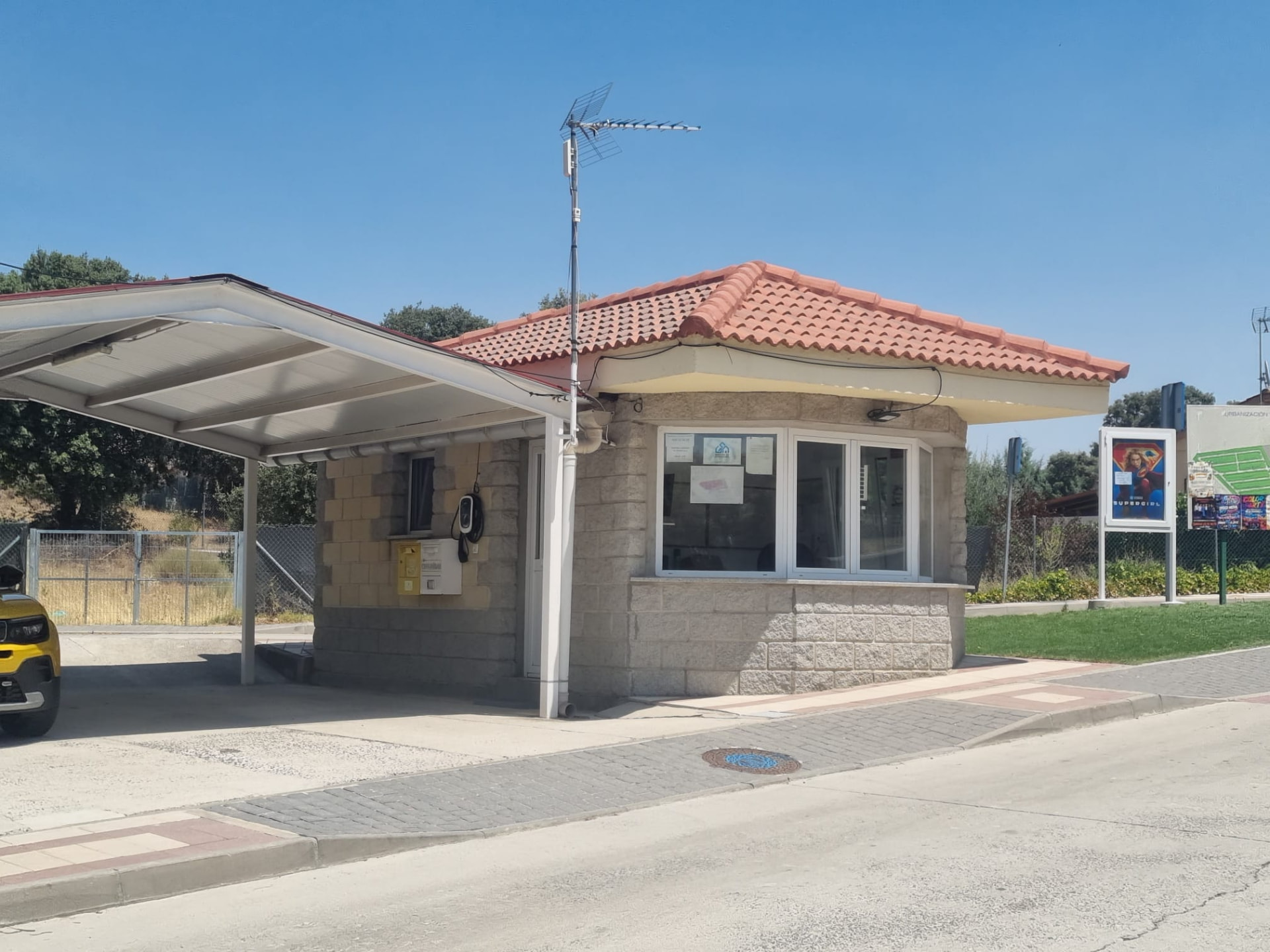 Garita de acceso a la Urbanización La Fontanilla en Maello, Ávila
