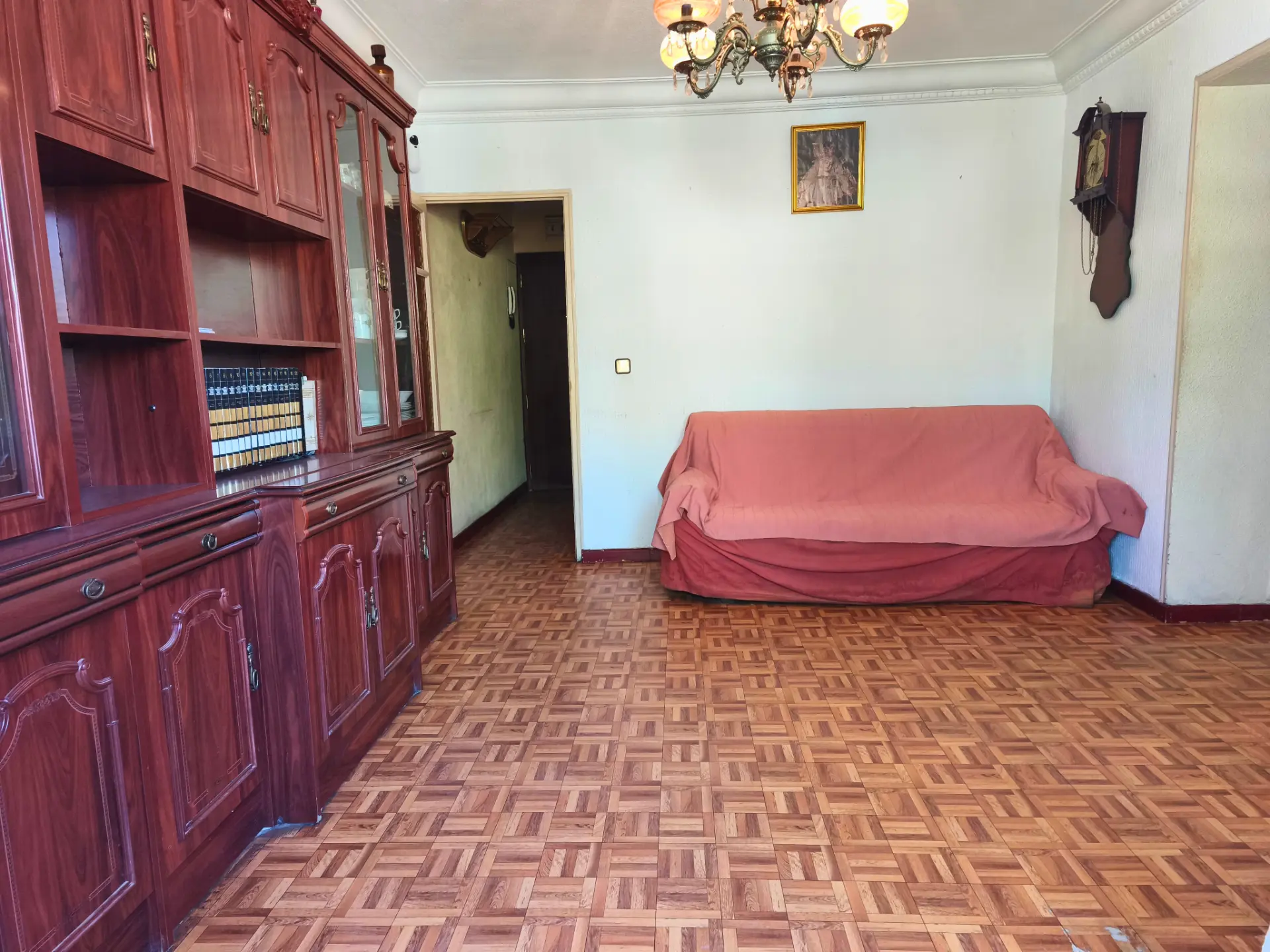 Salón con ventanal y acceso a terraza del piso en Calle del Arroyo Belincoso, Moratalaz, Madrid