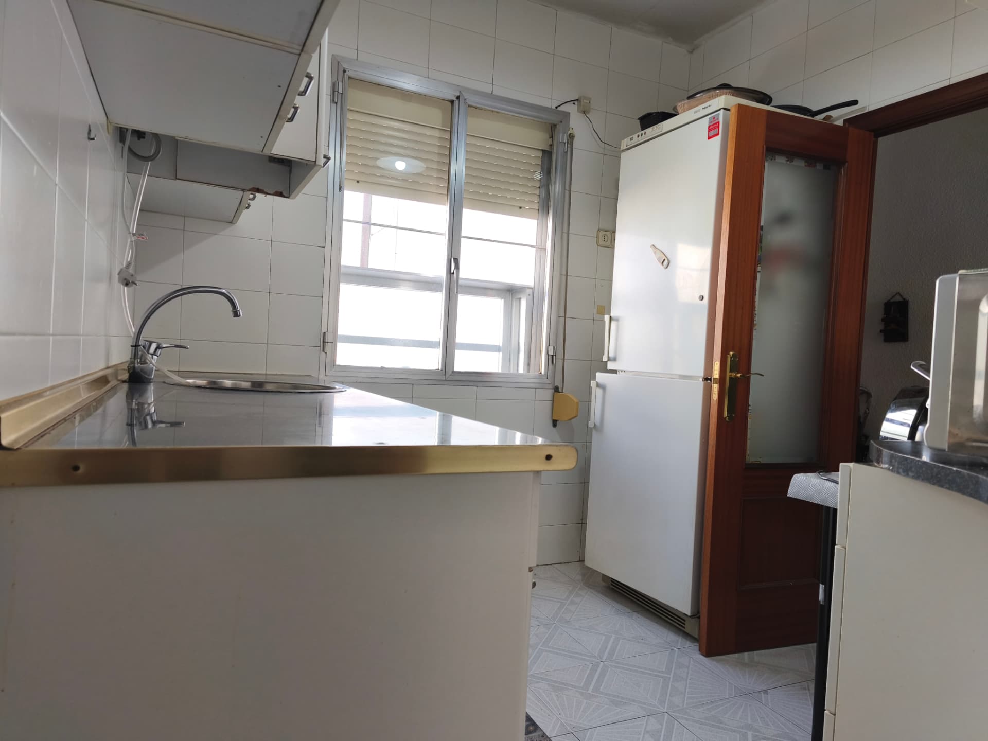 Cocina vista desde la despensa
