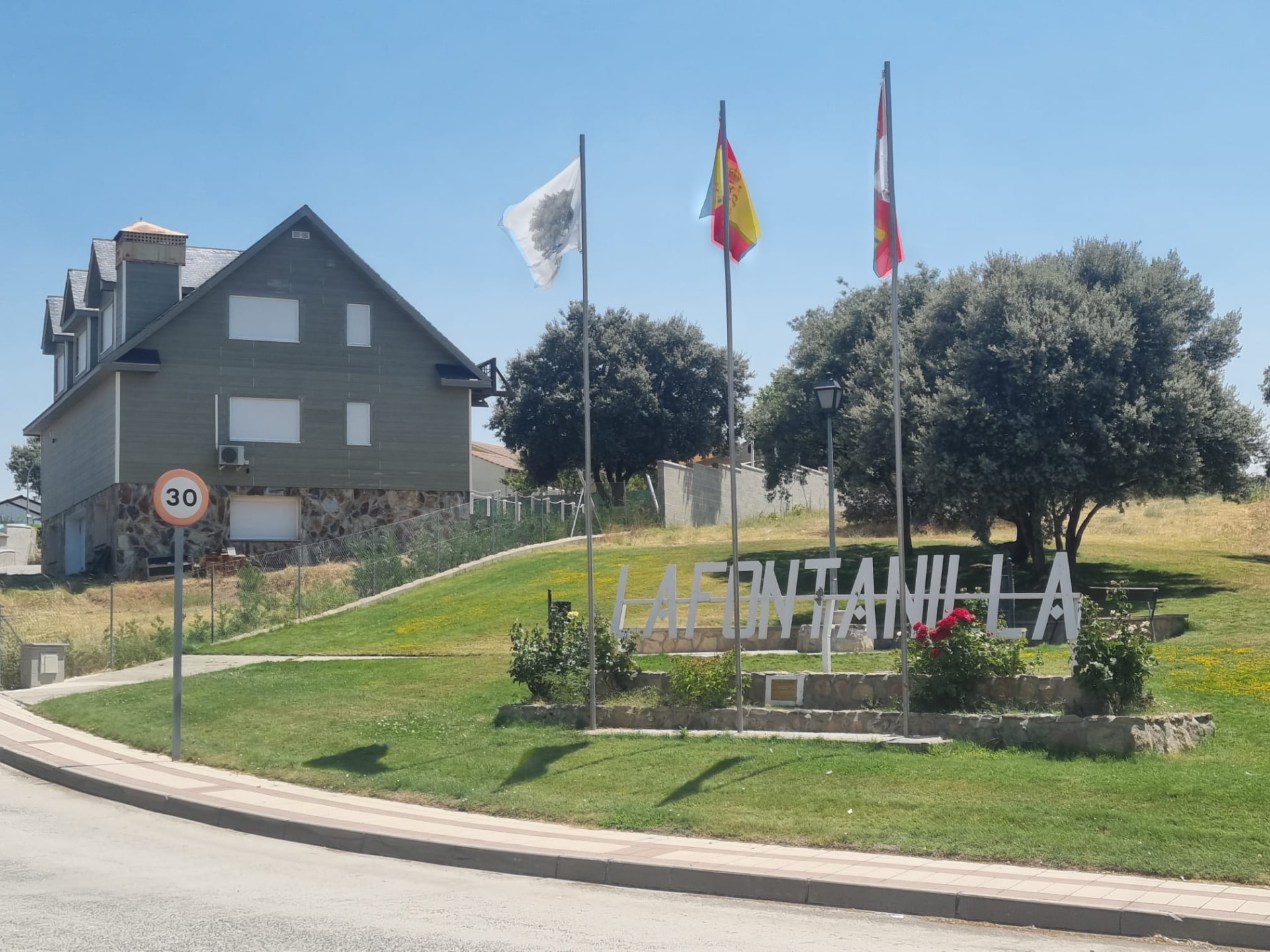 Cartel de entrada a la Urbanización La Fontanilla en Maello, Ávila