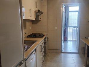 Cocina amueblada y equipada de la vivienda en Las Rosas, Madrid