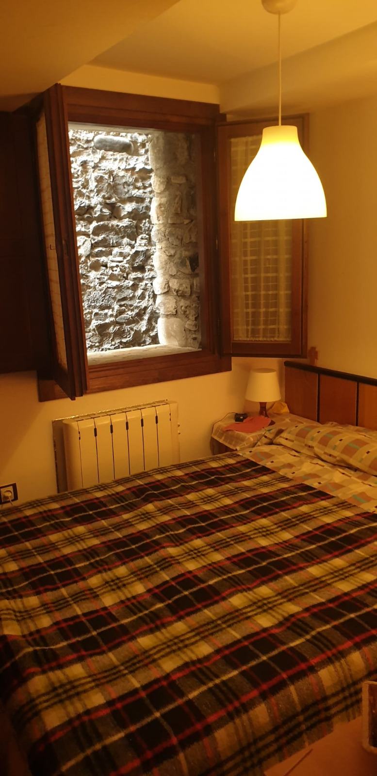 Dormitorio principal con armario del piso en Calle Mancho nº 1, Salvatierra de Esca, Zaragoza