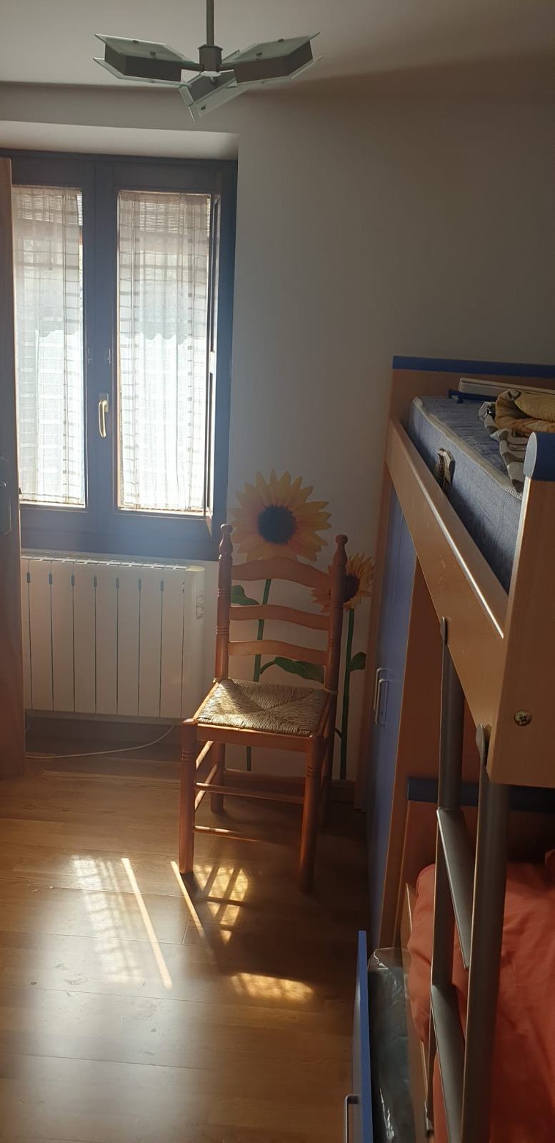Dormitorio con armario empotrado del piso en Calle Mancho nº 1, Salvatierra de Esca, Zaragoza