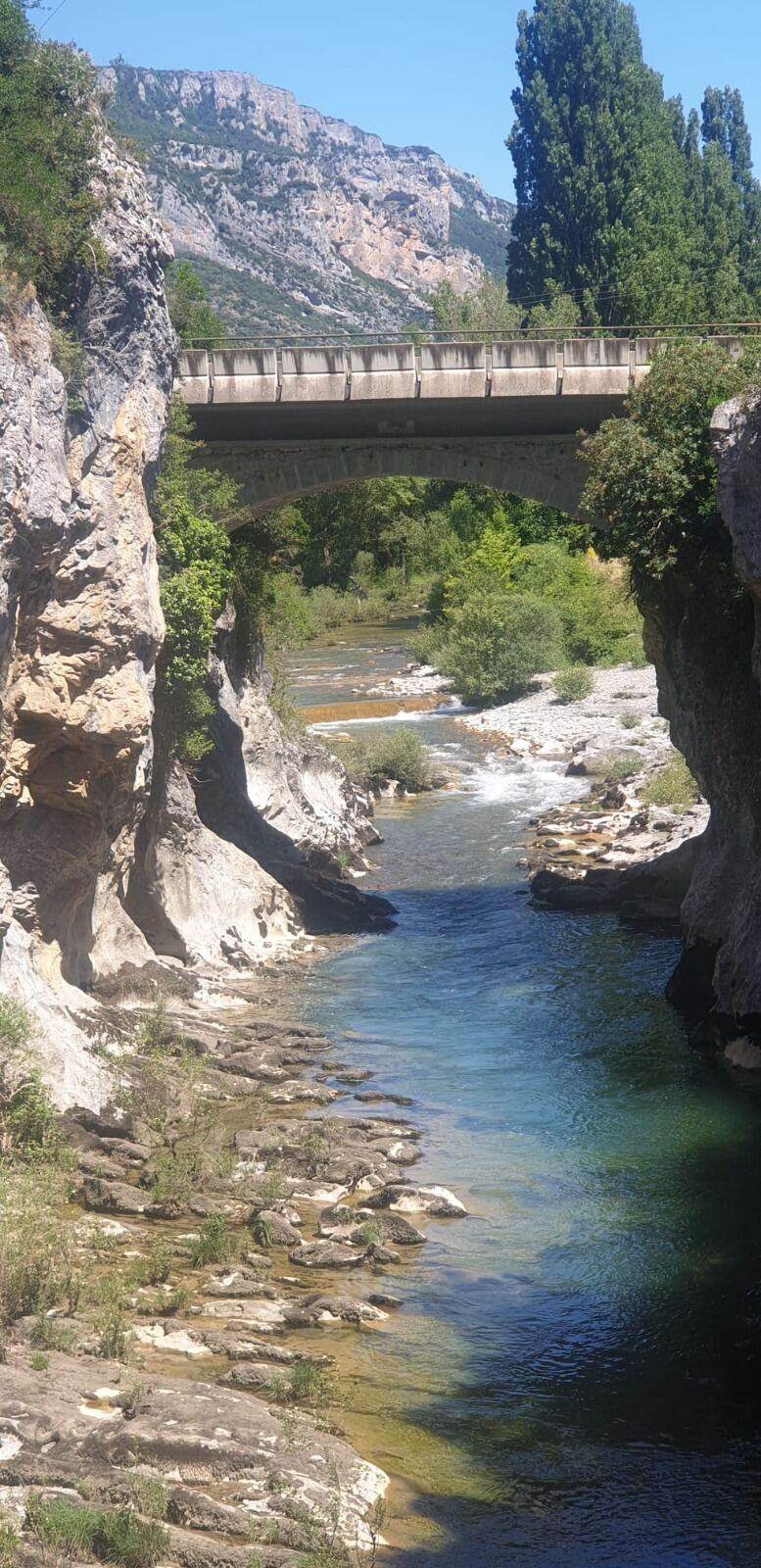 Puente sobre el río Esca junto a la Calle Mancho, Salvatierra de Esca, Zaragoza